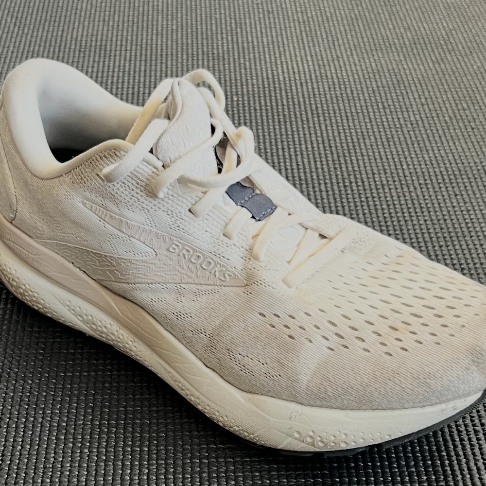 Brooks Ghost 16 Mens 11.5, lots of tread life left